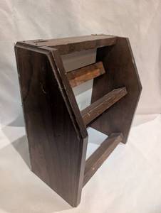 lot 1013 image: Wood Wall Shelf 4-Tier Curved Frame Organizer