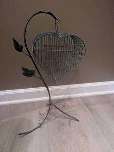 lot 1014 image: Hanging Heart-Shaped Wire Basket with Decorative Stand&nbsp