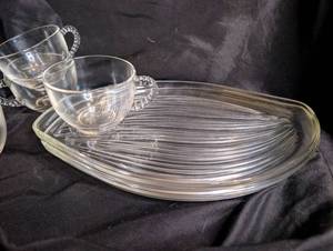 lot 1510 image: Federal Glass Hawaiian Leaf Snack Set - 2 Trays  4 Cups