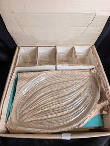 lot 1511 image: Federal Glass Hawaiian Leaf 8-Piece Snack Set
