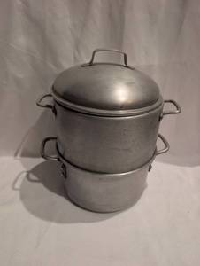 lot 1513 image: Vintage Leyse 3-Piece Stackable Cooking Pot Set