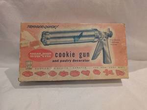 lot 1515 image: Vintage Wear-Ever Cookie Gun and Pastry Decorator Trigger-Quick