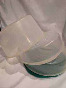 lot 1519 image: Plastic Cake Containers with Lids Set