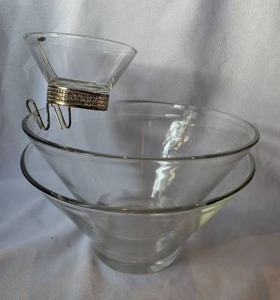 lot 2507 image: Glass Punch Bowl w Glass ChipsDip Set