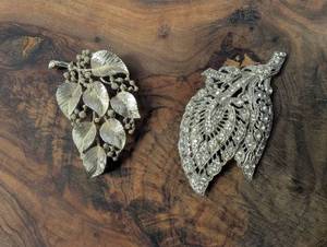 lot 3401 image: 2 Leaf-Form Filigree Brooches with Textured Details - 2 ct