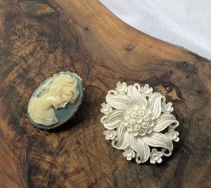 lot 3404 image: Cameo Brooch and Floral Brooch Lot - 2 ct