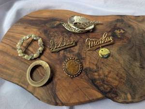 lot 3406 image: Lot of 8 Decorative Brooches Pins including Sister &amp Mother&nbsp