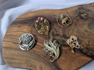 lot 3408 image: Vintage Lot of 5 Flower Brooches with Stones Pins Including Gerrys