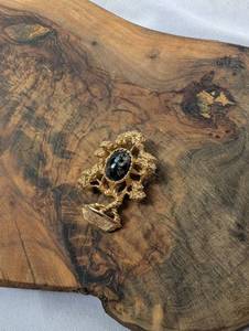 lot 3409 image: Vintage AMWAY Gold Tone Ornamental Brooch with Black Oval Stone