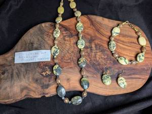 lot 3503 image: 3-Piece Beaded Turquois Jewelry Set Necklace Bracelet Earrings
