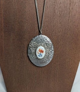 lot 3516 image: Oval Locket Pendant Necklace with Floral Porcelain Cameo