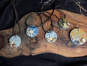 lot 3521 image: Handmade Set of 5 Ocean Theme Pendant Necklaces with Starfish and Shells