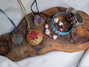 lot 3525 image: Lot of 5 Handmade Beaded Bracelets and Pendants with Charms