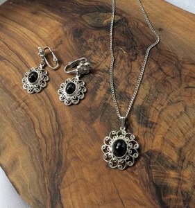 lot 3528 image: 3-Piece Jewelry Set Ornate Pendant Necklace Earrings Black Stone