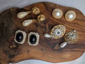 lot 3701 image: Vintage Lot of 4 Pairs Costume Jewelry Earrings Pearl Black Rhinestone