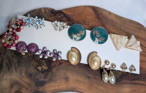 lot 3709 image: Vintage Jewelry Lot Earrings- 10 Pairs