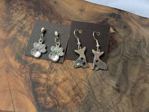 lot 3734 image: Handmade 2 Pairs Metal Earrings Paw Print Star Dog Charm Dangle (chihuahua)