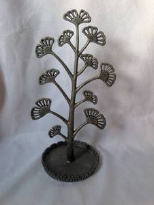 lot 4002 image: Decorative Metal Plant Sculpture Jewelry DisplayHolder&nbsp