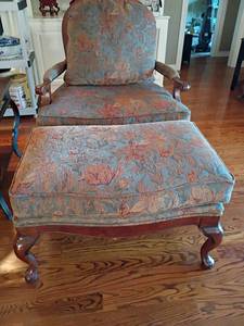 lot 904 image: Fairfield Oversized Chair with Ottoman.  Matches lot 908.  41in tall.  Seat 24 x 29.  Ottoman 20 x 20 x 33