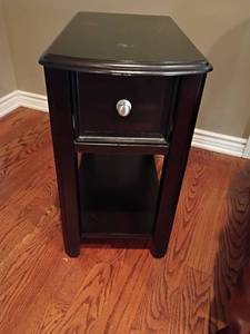 lot 907 image: Small Side Table.  22 x 13 x 22