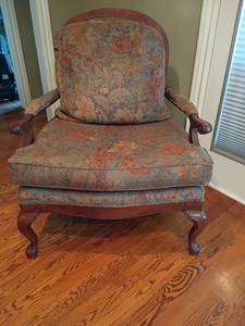 lot 908 image: Fairfield Oversized Chair.   Matches lot 904.  41in tall.  Seat is 24 x 29