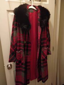 lot 911 image: Vintage Ladies Coat with Fur Collar.  Size 11