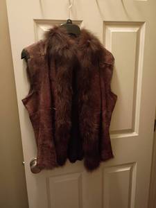 lot 912 image: Ladies Leather and Fur Vest.  Size Medium