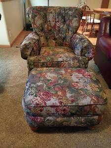 lot 924 image: FlexSteel Arm Chair with Ottoman.  Chair is 36in tall. Seats are 21 x 19.  Matches lot 925.  Located in basement