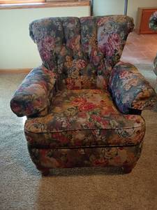 lot 925 image: FlexSteel Arm Chair.  Chair is 36in tall. Seats are 21 x 19.  Matches lot 924.  Located in basement