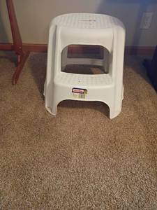 lot 930 image: Plastic Sterilite Step Stool.  Located in basement