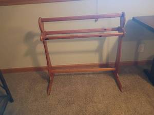 lot 931 image: Oak Quilt Rack.  33 x 33 x 19