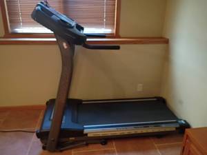 lot 942 image: Horizon T500 Treadmill.  Triflex Cushioning System.  Located in basement