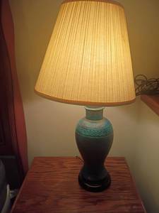 lot 950 image: 32in tall Table Lamp.  Located in basement