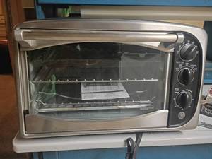 lot 982 image: GE Toaster Oven.  Located in basement