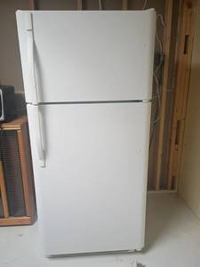 lot 983 image: Kenmore Refrigerator.   66 x 31 x 34. Located in basement