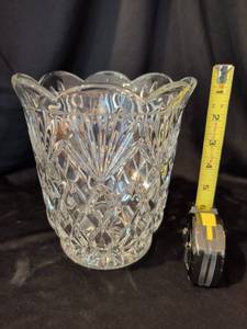 lot 1013 image: Godinger Crystal 7x8 tall Vase and Godinger Freedom Centerpiece 7x14