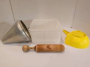 lot 1102 image: Kitchen Gadgets Lot 4 Pieces Strainer Colander and Container