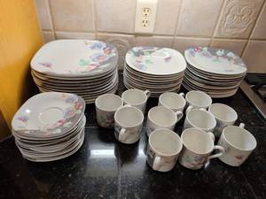 lot 1105 image: Mikasa Tempo Eighty Floral Eclipse Dinnerware Set