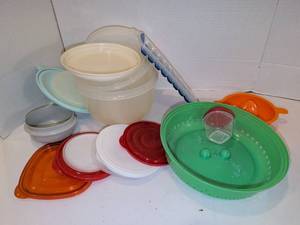 lot 1123 image: Plastic Containers and Lids Multiple Colors
