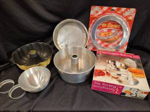lot 1125 image: Springform Baking Set 3-Piece with Pie Saver and more