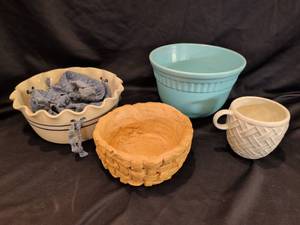 lot 1127 image: Ceramic Bowls and Tableware Lot