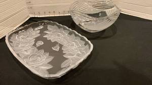 lot 1131 image: Clear Glass Serving Dish with Rose Motif and Bowl