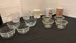 lot 1147 image: Coffee mugs and small bowls