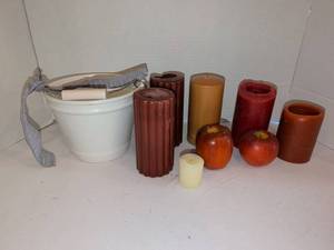 lot 1226 image: Candle Lot with White Ceramic Bath and Bodyworks Bucket