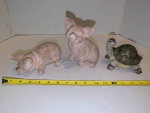 lot 1235 image: Animal Figurines Lot Pigs and Turtle