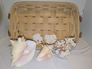 lot 1236 image: 18x12 woven tray and sea shells