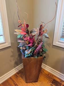 lot 1242 image: Decorative Floral Arrangement in Brown ceramic Vase. Arrangement is 44x10x10