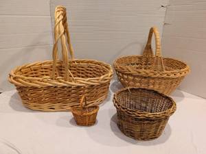 lot 1243 image: Woven Basket Set 4-Piece Assorted Sizes with Handles