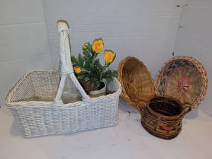lot 1246 image: Woven Basket Lot with Plant. Largest is 15x15x11