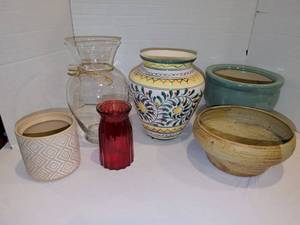 lot 1248 image: Decorative Vessels with Glass Ceramic Pottery. Painted pot is 10x8